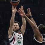 Αρμάνι Μιλάνο: Η εντυπωσιακή εμφάνιση του Άλεκ Πίτερς στην πρεμιέρα του