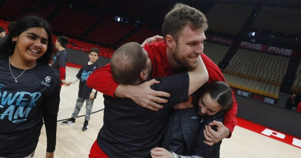 EuroLeague: Ο Σάσα Βεζένκοβ ανακηρύσσεται Καλύτερος Πρέσβης Ομάδας της χρονιάς